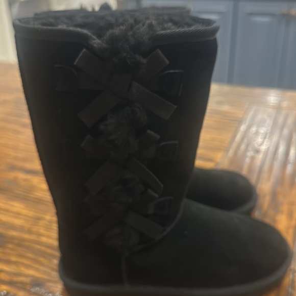 Koolaburra by UGG girl’s black with bow details, NEW NEVER WORN, girls size 2 - Picture 3 of 5